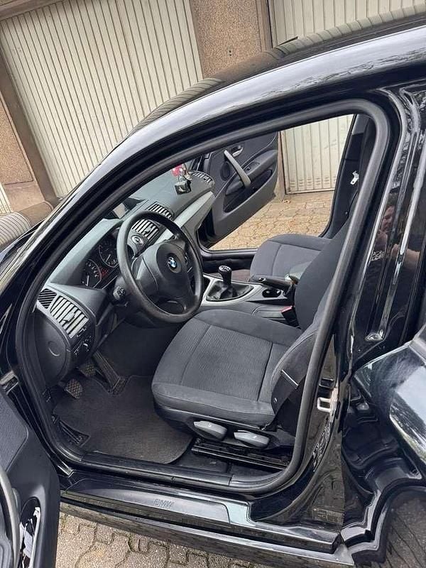 Second-hand BMW 116 122 CP (89 kW) 2011 Negru Hatchback