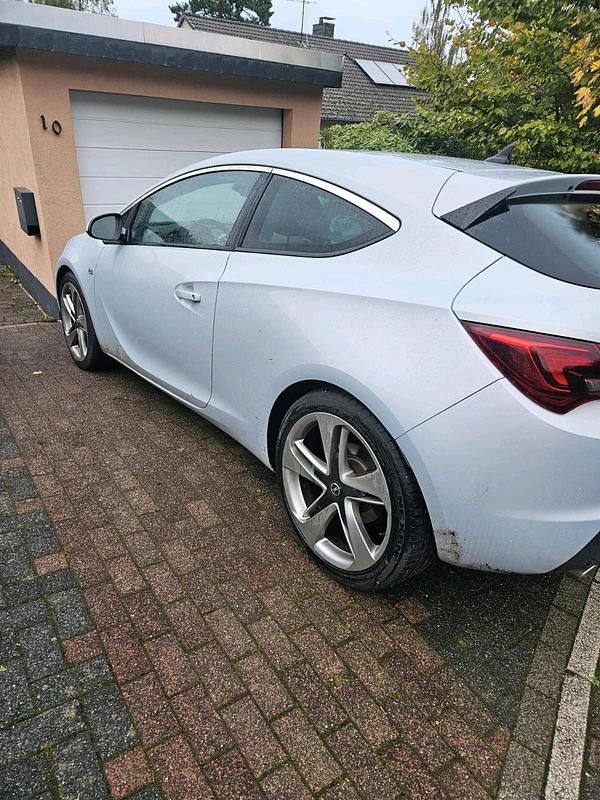 Gebraucht Opel Astra GTC 165 PS (121 kW) 2012 Weiß Coupé