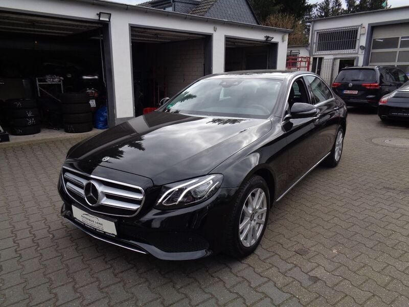 Schwarz Gebraucht 2018 Mercedes E200 Avantgarde Limousine | 26.950 € (Guter Preis) - Bild 1/4