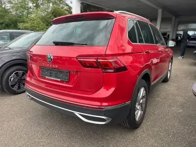 Second-hand VW Tiguan Elegance 150 CP (110 kW) 2023 Roșu SUV