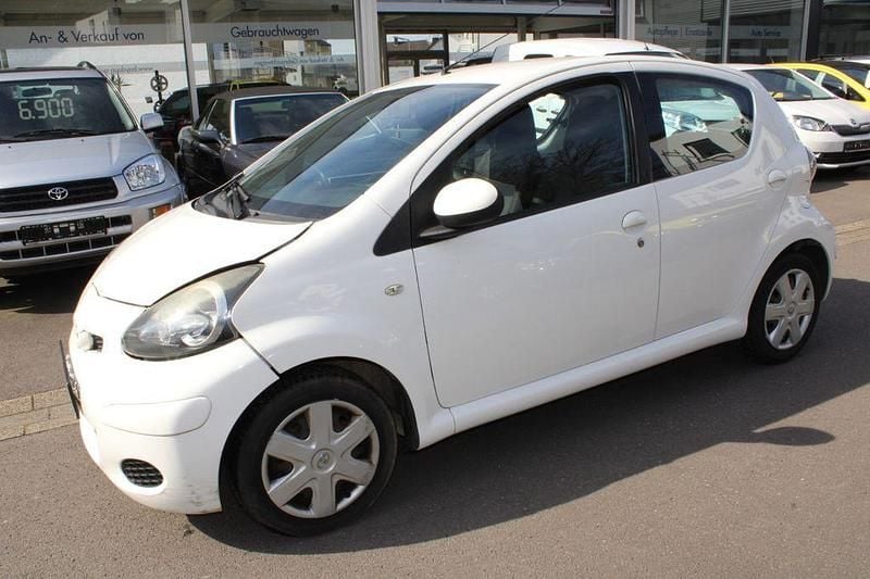 Gebraucht Toyota Aygo 68 PS (50 kW) 2011 Weiß Kleinwagen