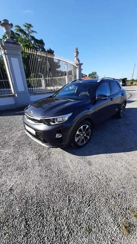 Grau Gebraucht 2017 Kia Stonic Spirit SUV | 10.200 € (Guter Preis) - Bild 1/4