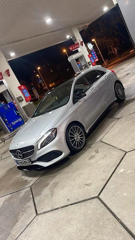 Grau Gebraucht 2018 Mercedes A180 Kleinwagen | 17.600 € (Fairer Preis) - Bild 1/4