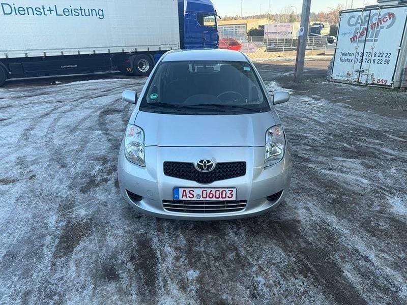 Silber Gebraucht 2006 Toyota Yaris Luna Limousine | 2.990 € (Fairer Preis) - Bild 1/4