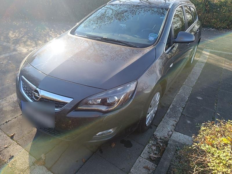 Grau Gebraucht 2012 Opel Astra Innovation Kombi | 3.850 € (Guter Preis) - Bild 1/4