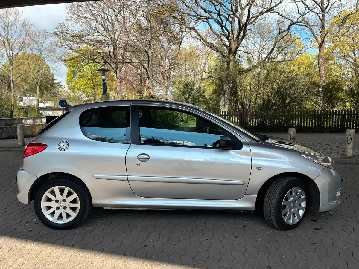 Gebraucht Peugeot 206+ 75 PS (55 kW) 2010 Silber Kleinwagen
