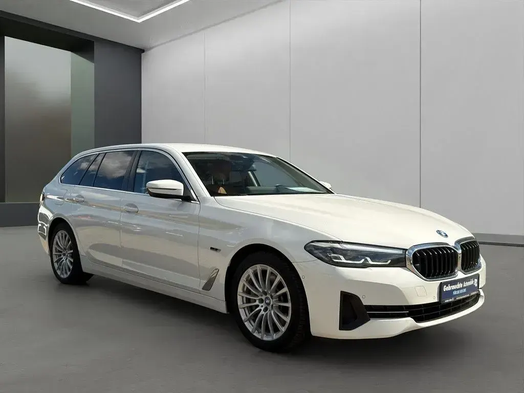 Gebraucht BMW 530 Sport Line 292 PS (214 kW) 2022 Weiss / alpinweiss Kombi