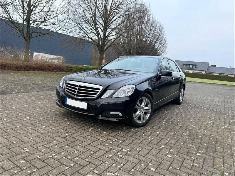 Schwarz Gebraucht 2010 Mercedes E250 Avantgarde Limousine | 10.200 € (Guter Preis) - Bild 1/4