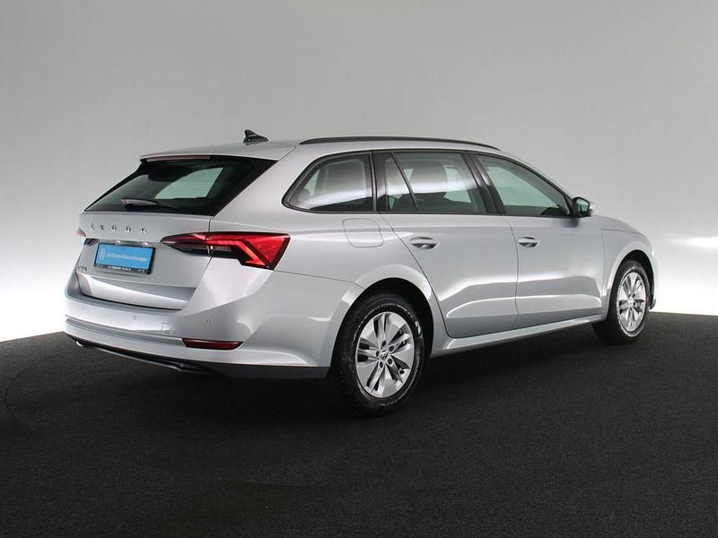 Gebraucht Skoda Octavia Ambition 150 PS (110 kW) 2022 Silber / brillantsilber Kombi