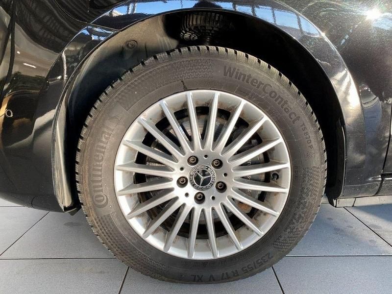 Gebraucht Mercedes V300 237 PS (174 kW) 2024 Schwarz Van / Kleinbus