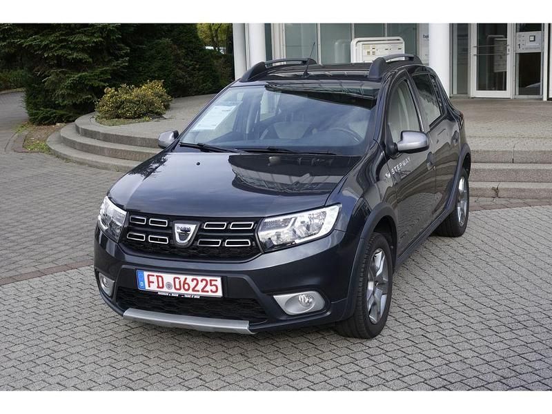 Grau Gebraucht 2019 Dacia Sandero Prestige Kleinwagen | 10.990 € (Fairer Preis) - Bild 1/4