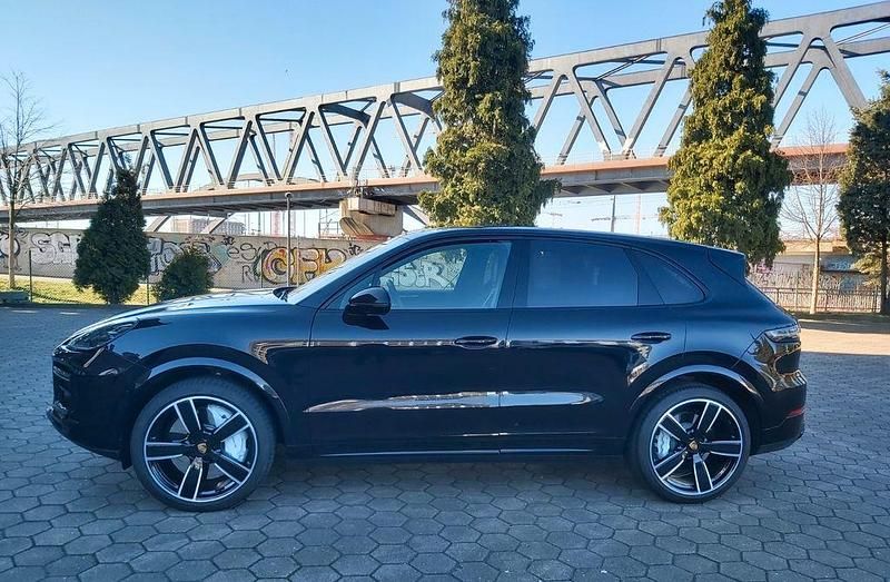 Tiefschwarz metallic Gebraucht 2019 Porsche Cayenne Turbo SUV | 82.700 € (Fairer Preis) - Bild 1/4