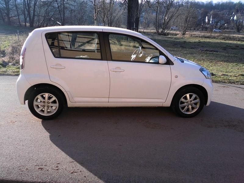 Weiß Gebraucht 2010 Daihatsu Sirion Kleinwagen | 4.950 € (Fairer Preis) - Bild 1/4