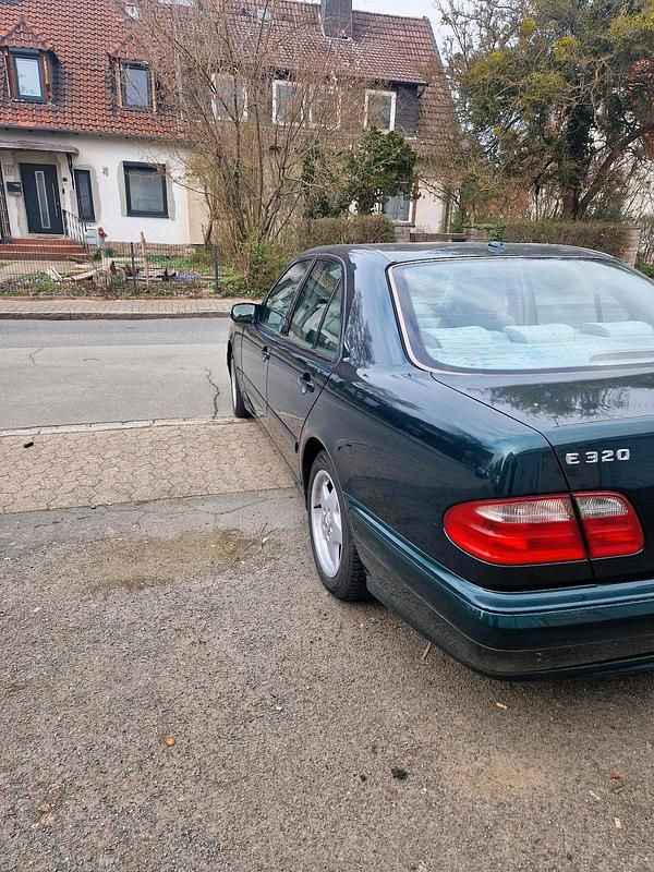 Gebraucht Mercedes E320 197 PS (144 kW) 2001 Grün Limousine