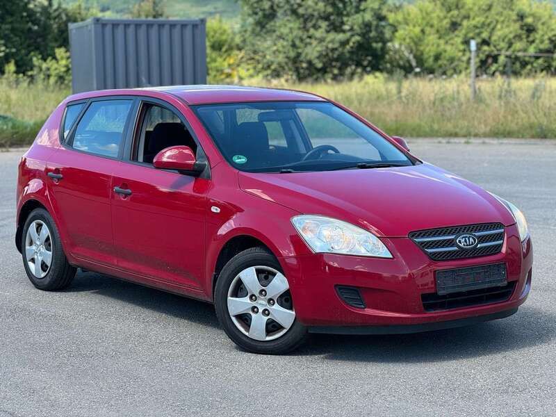 Rot Gebraucht 2009 Kia Ceed 2 Limousine | 2.999 € (Etwas zu teuer) - Bild 1/4