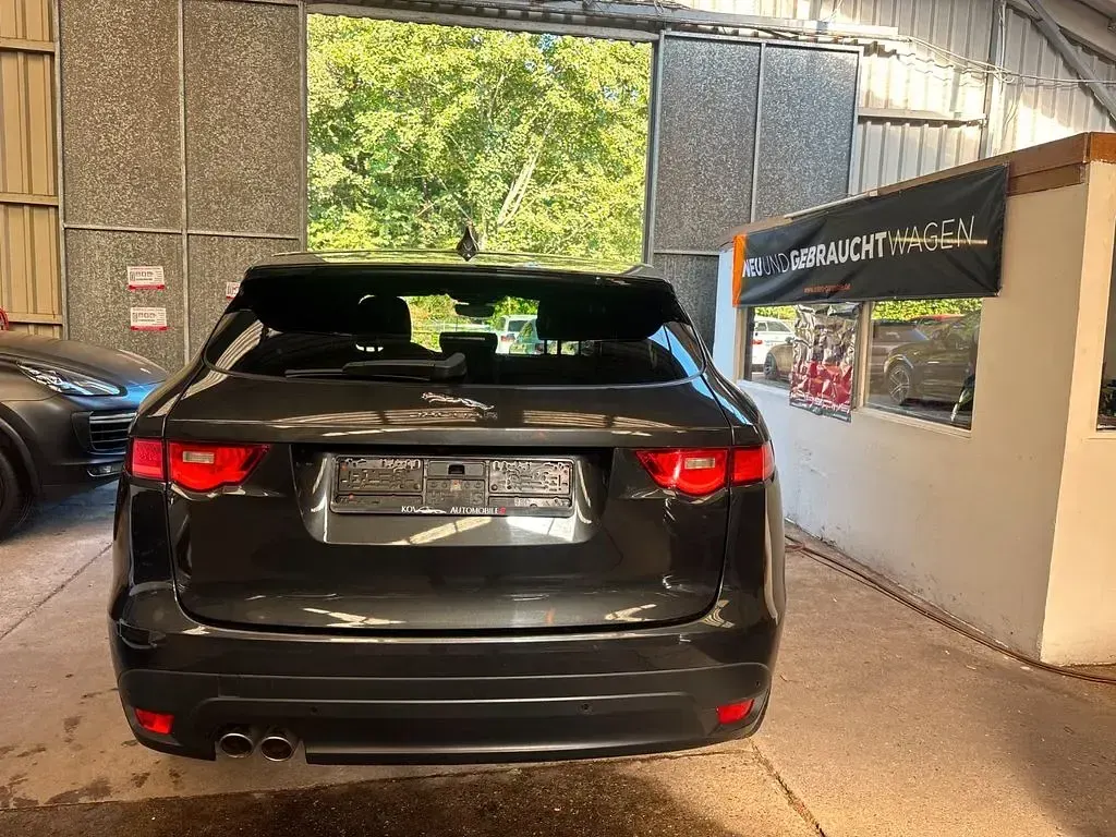 Gebraucht Jaguar F-Pace Portfolio 179 PS (131 kW) 2019 Grau SUV