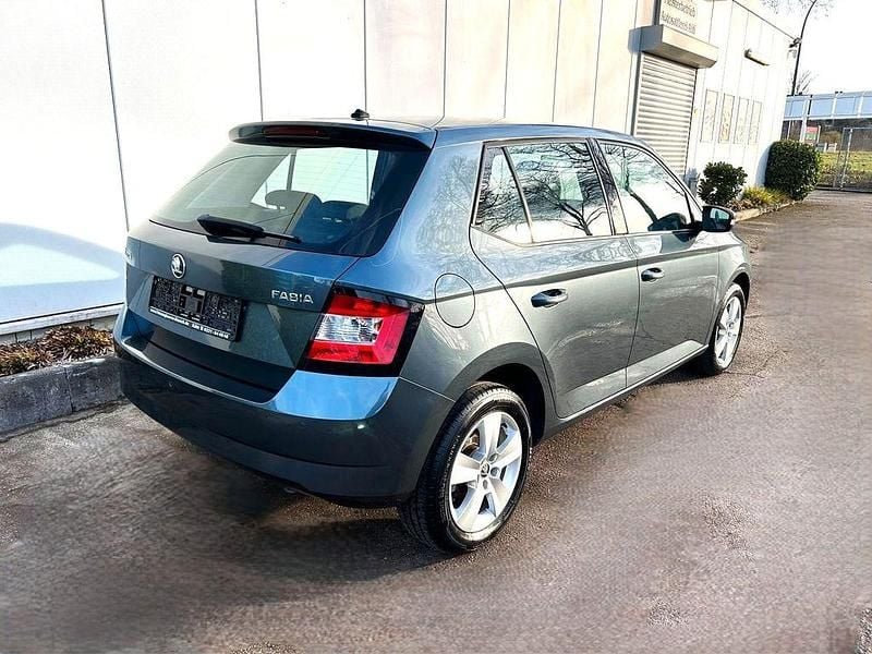 Gebraucht Skoda Fabia Ambition 90 PS (66 kW) 2015 Grau Limousine