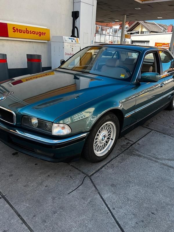 Grün Gebraucht 1995 BMW 740 Limousine | 7.500 € - Bild 1/4