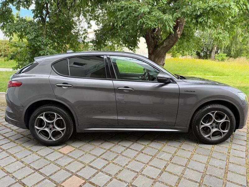 Grau Gebraucht 2017 Alfa Romeo Stelvio Super SUV | 20.900 € (Guter Preis) - Bild 1/4