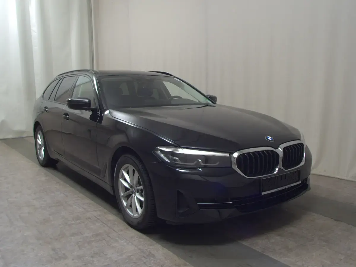 Gebraucht BMW 520 Performance 190 PS (139 kW) 2023 Schwarz Kombi