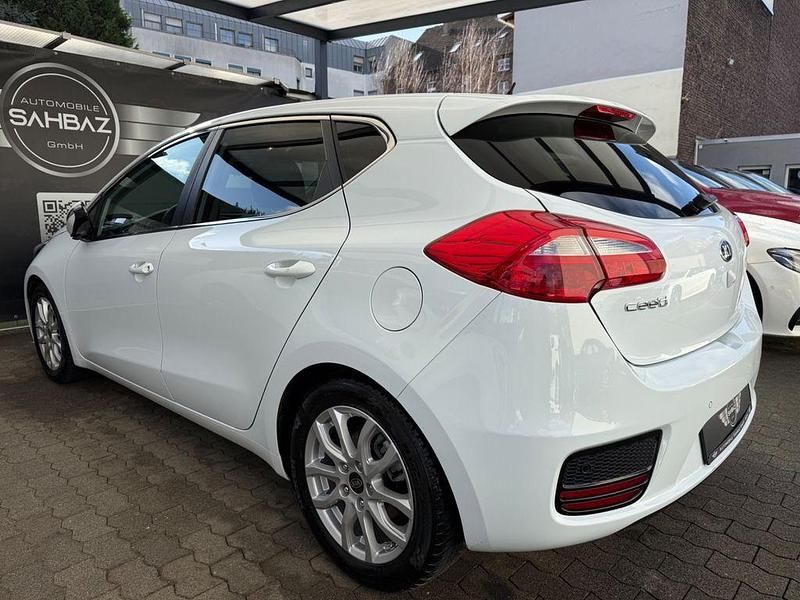 Gebraucht Kia Ceed 135 PS (99 kW) 2017 Weiß Kleinwagen