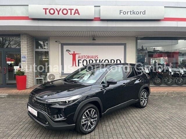 Schwarz mica metallic Neu 2025 Toyota Corolla Cross Style SUV | 36.980 € (Teuer) - Bild 1/3