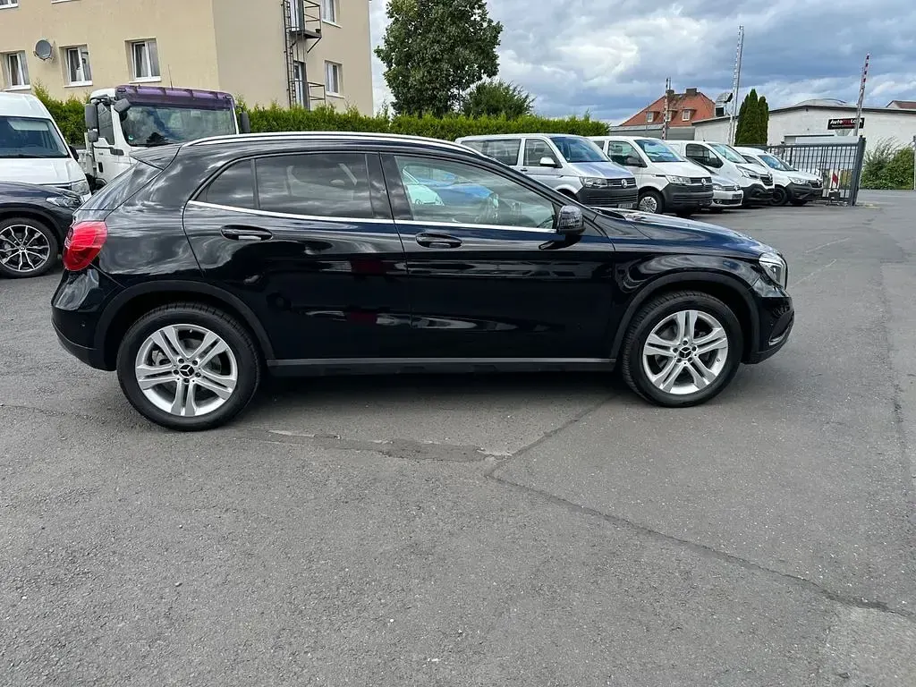 Gebraucht Mercedes GLA200 Urban 136 PS (100 kW) 2016 Nachtschwarz SUV