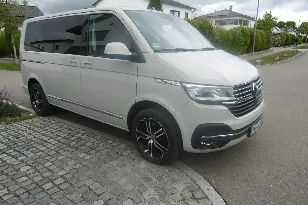 Gebraucht VW Multivan 204 PS (150 kW) 2022 Grau Van / Kleinbus