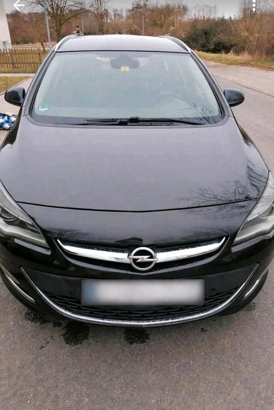 Second-hand Opel Astra 165 CP (121 kW) 2013 Negru Break