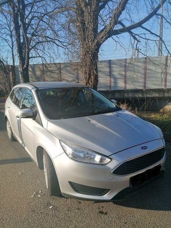 Silber Gebraucht 2015 Ford Focus Trend Limousine | 5.600 € (Guter Preis) - Bild 1/4