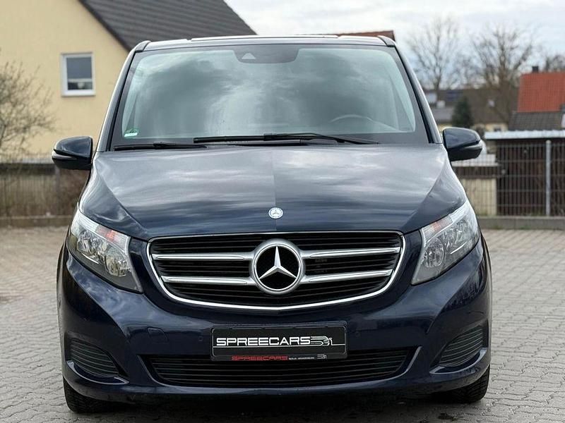 Gebraucht Mercedes V220 Edition 163 PS (119 kW) 2017 Blau Van / Kleinbus