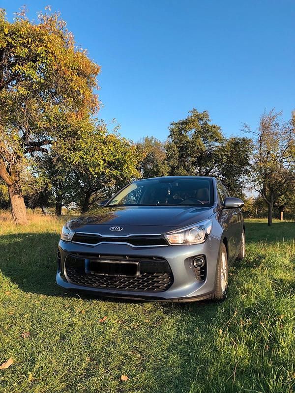 Andere farben Gebraucht 2019 Kia Rio DREAM-TEAM Edition Kleinwagen | 11.000 € - Bild 1/4