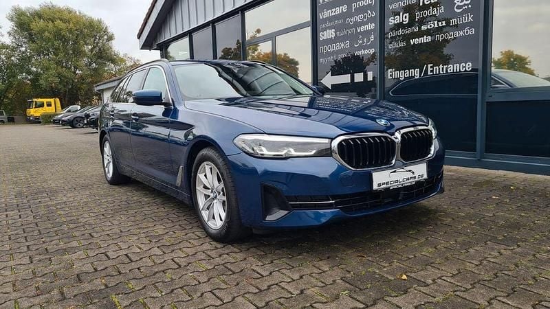 Blau Gebraucht 2023 BMW 520 Limousine | 28.990 € (Superpreis) - Bild 1/4