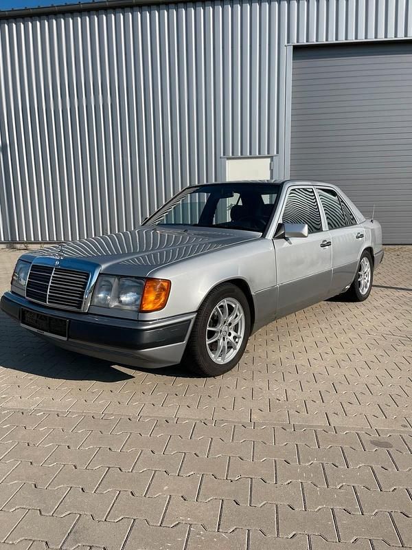 Gebraucht Mercedes E260 160 PS (117 kW) 1991 Silber Limousine