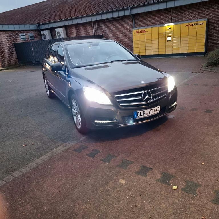 Braun Gebraucht 2012 Mercedes R350 Van / Kleinbus | 14.600 € (Teuer) - Bild 1/4