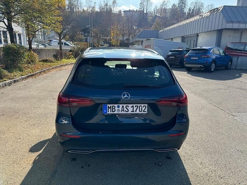 Gebraucht Mercedes B200 163 PS (119 kW) 2023 Blau Van / Kleinbus