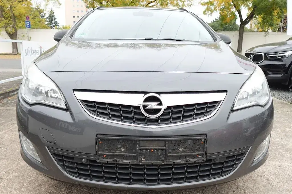 Gebraucht Opel Astra Design Edition 140 PS (102 kW) 2011 Grau Kombi