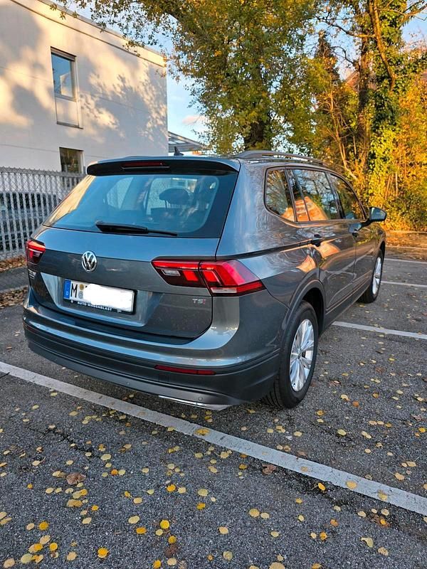 Gebraucht VW Tiguan Allspace Trendline 150 PS (110 kW) 2018 Grau SUV