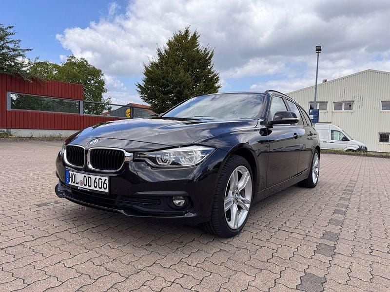 Schwarz Gebraucht 2017 BMW 320 Advantage Kombi | 16.300 € (Fairer Preis) - Bild 1/4