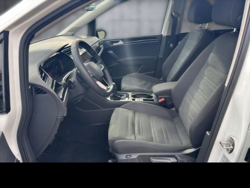 Gebraucht VW Touran Highline 150 PS (110 kW) 2024 Weiß Van / Kleinbus
