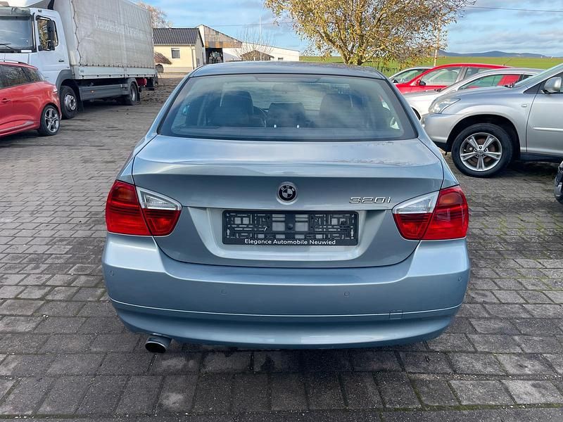 Gebraucht BMW 320 150 PS (110 kW) 2007 Blau Limousine