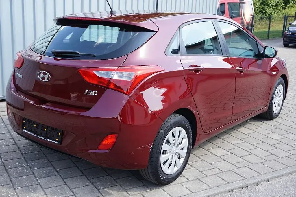 Gebraucht Hyundai i30 Classic 101 PS (74 kW) 2016 Rot Limousine