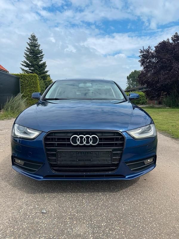 Blau Gebraucht 2013 Audi A4 Limousine | 8.250 € (Superpreis) - Bild 1/4