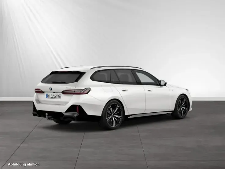 Gebraucht BMW 520 M Sport 208 PS (152 kW) 2025 Mineralweiß metallic Kombi