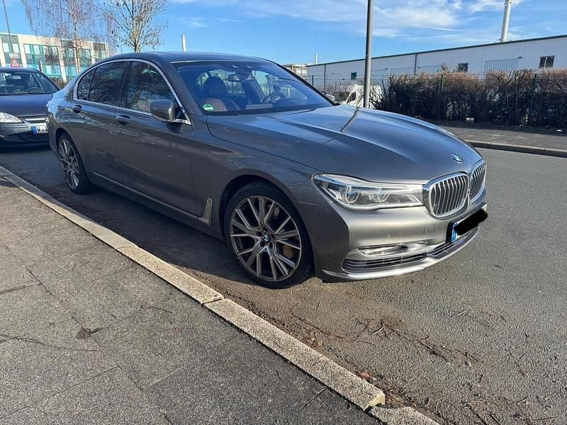 Grau Gebraucht 2016 BMW 750 Limousine | 22.999 € (Superpreis) - Bild 1/4