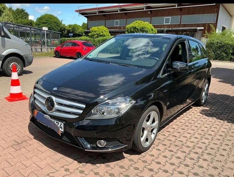 Schwarz Gebraucht 2012 Mercedes B180 Van / Kleinbus | 13.500 € (Fairer Preis) - Bild 1/4
