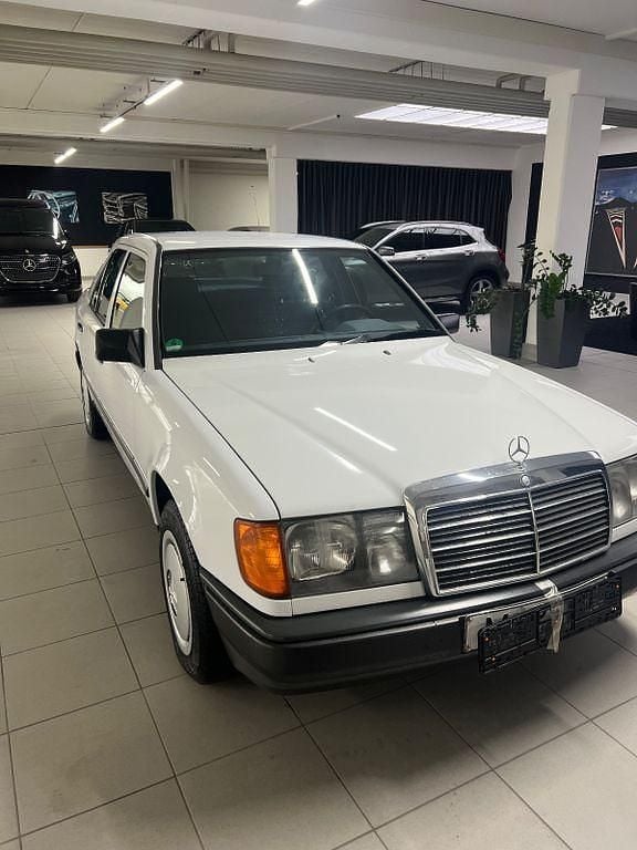 Weiß Gebraucht 1986 Mercedes E230 Limousine | 6.500 € - Bild 1/4