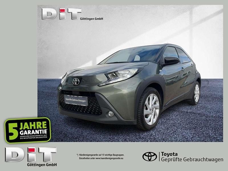 Cardamon green (6w4)/ black mi Gebraucht 2022 Toyota Aygo Pulse Kleinwagen | 13.490 € (Fairer Preis) - Bild 1/4
