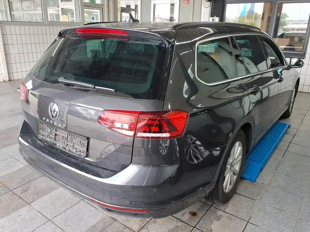 Gebraucht VW Passat Business 150 PS (110 kW) 2022 Mangangrau metallic Kombi