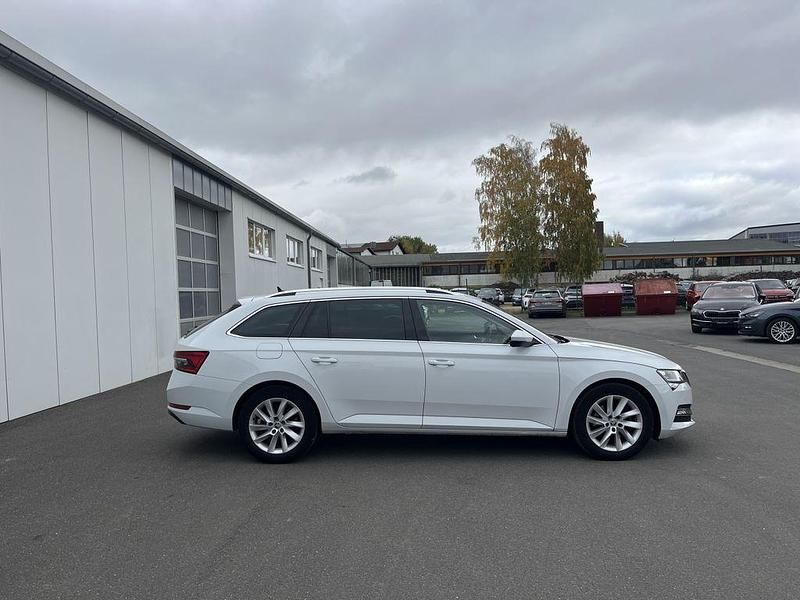 Gebraucht Skoda Superb Style 150 PS (110 kW) 2020 Moonweiss Kombi